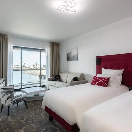 Le Barracuda & Spa, Pieds Dans L'eau, Vue Mer, Espace Bien-etre Offert 4* Brest